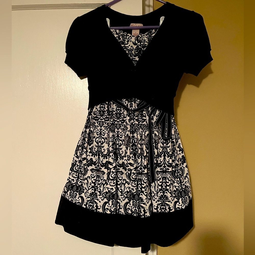 Black and white strappless dress